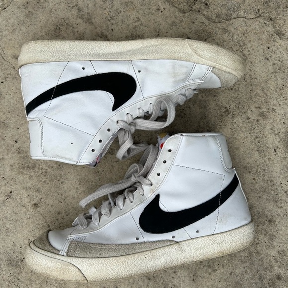 Nike black & white Blazer Mid ‘77, size 9.5 (41) - Picture 4 of 11